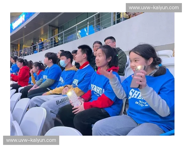 蓝色荣耀，蓝色梦想：申花与国际的绿茵交响曲